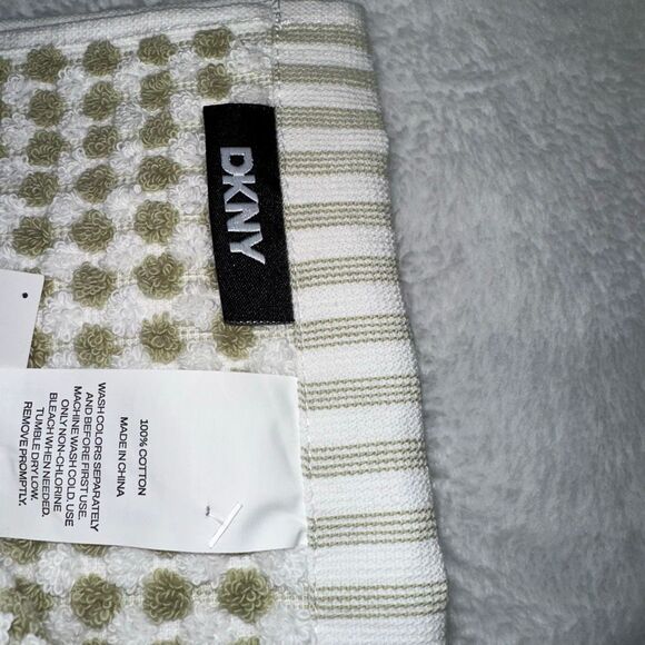 DKNY Bath Towel Set Green White Pattern 8 Pieces Total NWT - Picture 6 of 7